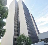 Irodaház a Kutlíkova utcában, Pozsony-Lúky, részben zöldövezettel körülvéve.