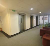 Iroda belső tér liftekkel és kanapéval, fehér fal, 