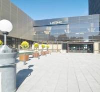 Irodák külső része a Kutlíkova utcában, Pozsony-Lúky, terasszal és zöld növényekkel.