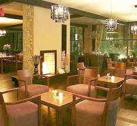 Stílusos irodák fa hatású padlóval, kényelmes ülőalkalmatosságokkal és hangulatvilágítással.