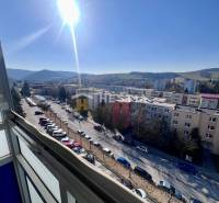 Kilátás egy háromszobás lakásból Brezová pod Bradlom városában a lakótelepre és a környező tájra.