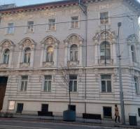 Történelmi épület a Štúrova utcában, Pozsony - Történelmi belváros, üzlethelyiségek.