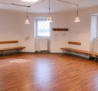 Üzlethelyiség fa dekorációjú falakkal, padokkal és padlóval, függőlámpákkal megvilágítva.