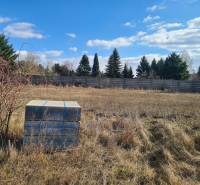 Telkek - lakás Nové Zámkyban konténerrel a tiszta kék ég alatt.