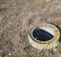 Beton akna a lakóövezetre szánt telken Érsekújvárban.