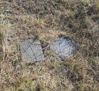 Telkek - lakóingatlanok Érsekújvárban, füves területen aknafedelekkel.