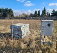 Építési telek Érsekújvárban beton burkolattal és elektromos szekrénnyel.
