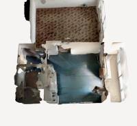 Az alaprajz egy egyszobás lakás szobáit mutatja különböző padlódekorációkkal.