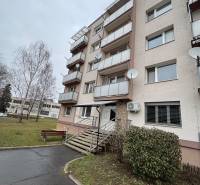 Több erkélyes lakóház a Thuroczyho utcában, Ipolyságon, bejárati úttal.