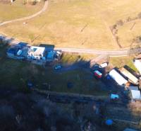 Rekreációs telkek madártávlatból Zsúpkón, házak és természeti táj.