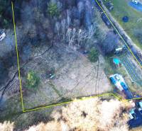 Rekreációs telkek Zsúpkón fákkal és járművekkel a zöld területen.