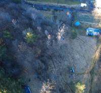 Légi felvétel a Župkovban található üdülőterületekről, amelyeket sűrű fák vesznek körül.