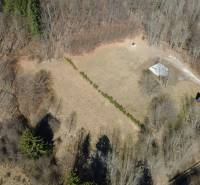 Légi felvétel a Kľakban található üdülőterületekről, amelyeket erdők és rétek vesznek körül.