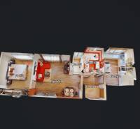 2 szobás lakás 3D alaprajza szobával, konyhával, fürdőszobával és fa dekorációjú padlóval.