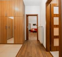 2 szobás lakás belső tere beépített szekrénnyel és fa dekorációjú padlóval.