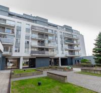 Lakókomplexum a Pozsonyi - Ružinov Hrachová utcában, külső térrel és fákkal.