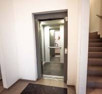 Lépcsőház és nyitott lift egy lakóházban a Pozsonyi Hrachova utcában, Ružinov városrészben.