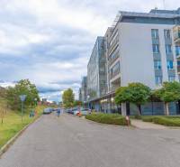 Hrachová utca Pozsony-Ružinovban modern építészettel és parkolási lehetőséggel az épület előtt.