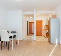 Konyha és étkező fa dekor padlóval egy kétszobás lakásban.