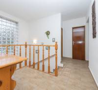 Családi ház faasztallal, korláttal és nagy luxfer ablakokkal.