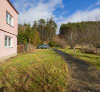 Családi ház Tŕstíben úttal és autóval a kertben, napos telken.