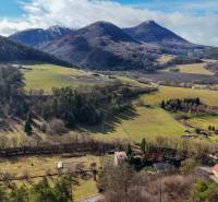 Tŕstiából látható családi házak festői hegyvidéki tájjal.