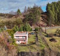 Családi ház Tŕstíben, zölddel és közeli erdőkkel körülvéve.