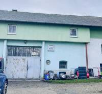 Családi ház Pavlicén a Pavlice utcában, garázzsal és parkolási lehetőséggel a telken.