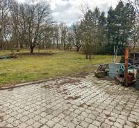 Pavlice, családi ház Pavlicén térkövezett udvarral, fészerrel és egy halom gumival.