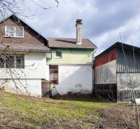 Családi ház Pavlice városában, Pavlice utcában, bádog toldalékkal és gyepes területtel.