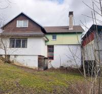 Családi ház Pavlicén, vakolattal és tetőtérrel falusi környezetben.