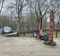 A Pavlice városában, a Pavlice utcában található egy elhagyatott autószerelő műhely emelővel.