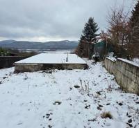 Havas üdülőterületek Považská Bystricában, kilátással a hegyekre és ültetett fákkal.