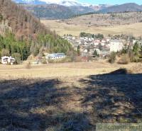 Kilátás a lakótelekről Hroncban, hegyi természettel és erdőkkel körülvéve.