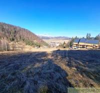 Dombokkal és házakkal teli táj Hroncban, ideális lakóterületnek.