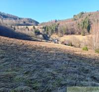 Tájképi környezet Herencsvölgyben, Lakóterületek - rét erdőkkel körülvéve.