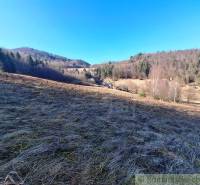 Táj rétekkel és erdőkkel Hroncban, telkek - lakhatás.