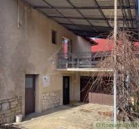 Családi ház Bretkán erkéllyel, garázzsal és futónövények számára készült lugassal.