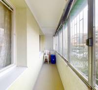 Kényelmes loggia egy 2 szobás lakásban, kilátással a lakótelepre és a parkolóra.