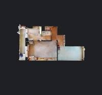 Két szobás lakás alaprajza fa dekor padlóval és a helyiségek elrendezésével.