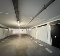 Rezed utcai garázs különálló boxokkal Pozsony-Ružinovban.