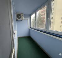 Üvegezett loggia légkondicionálóval egy 2 szobás lakásban a Rezedová utcában, Pozsony-Ružinovban.