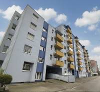 Tömbház az Rezedová utcában Pozsony-Ružinovban, erkélyekkel.