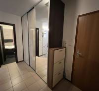 Előszoba egy kétszobás lakásban csempével, nagy tükörrel és szekrényekkel.