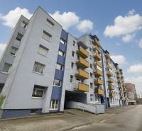 Ötemeletes lakóház erkélyekkel a Pozsony-Ružinov Rezedová utcában.