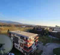 Kilátás egy garzonlakásból Nagytapolcsányban a környékre lakóházakkal és természettel.