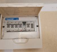 Elektromos elosztószekrény biztosítékokkal a garzonlakásban, falra szerelve fedéllel.