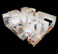 3D alaprajz egy háromszobás lakásról fa dekorációjú padlóval és berendezéssel.