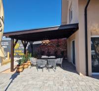 Nová Dedinkában vannak kültéri vendéglátóhelyek terasszal, napellenzővel és játszótérrel.