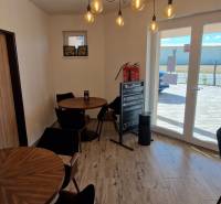 Gasztronómiai terek belső kialakítása fa dekorációval és kilátást nyújtó ablakkal.